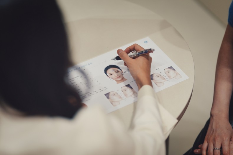 힐하우스 퍼스널 디자인 플랜 — 피부과 전문의가 직접 부위·연령·골격별 시술 조합을 설계하는 1:1 맞춤 진료